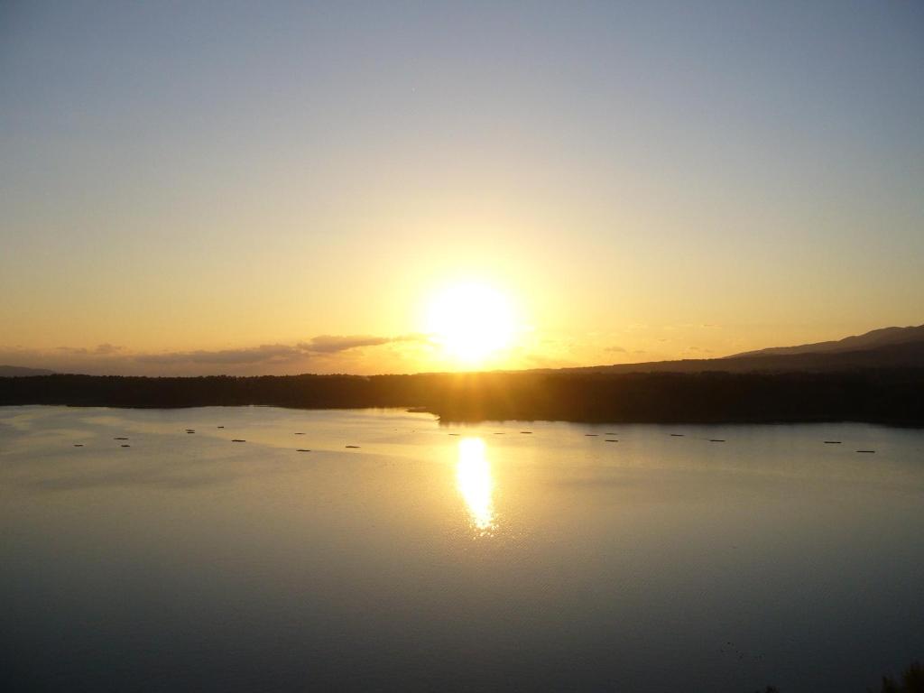 夕日と湖の宿　あおきや