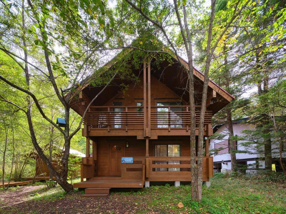 HARUNA CABIN 森の中のログハウス 、広々ウッドデッキでBBQ、公園散策、北軽井沢観光